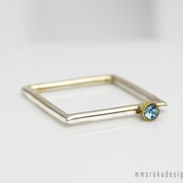 mm-sroka-design-pierscionek-kopniety-z-niebieska-cyrkonia
